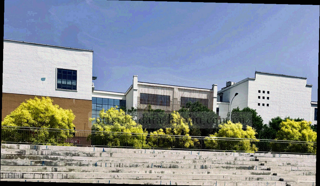 三次扩建的规模变化示意，用逐级抬升的阶梯区块表示赛事范围与条目数量的增长